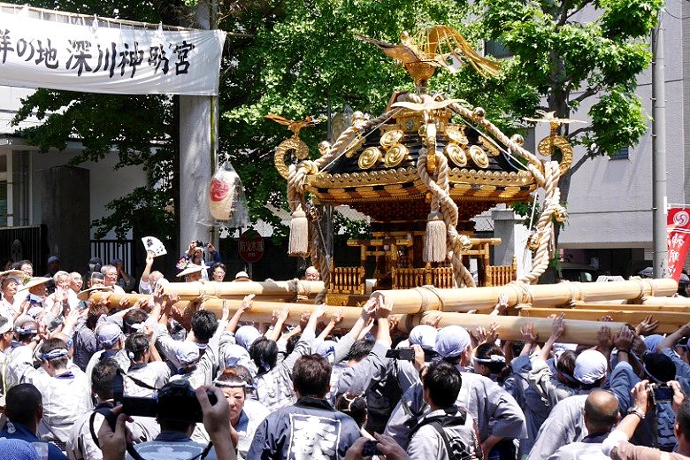 午前の部が神社鳥居前に還御。'15.08.15.