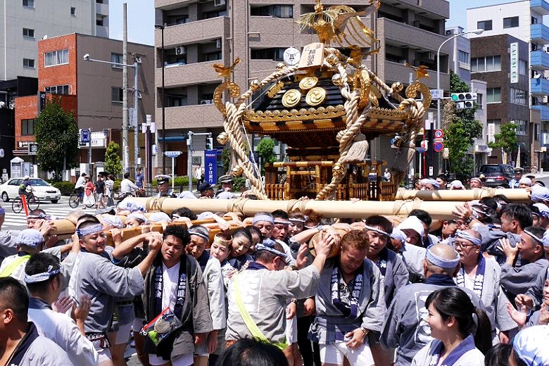森下交差点での森下二丁目町会。'15.08.15.
