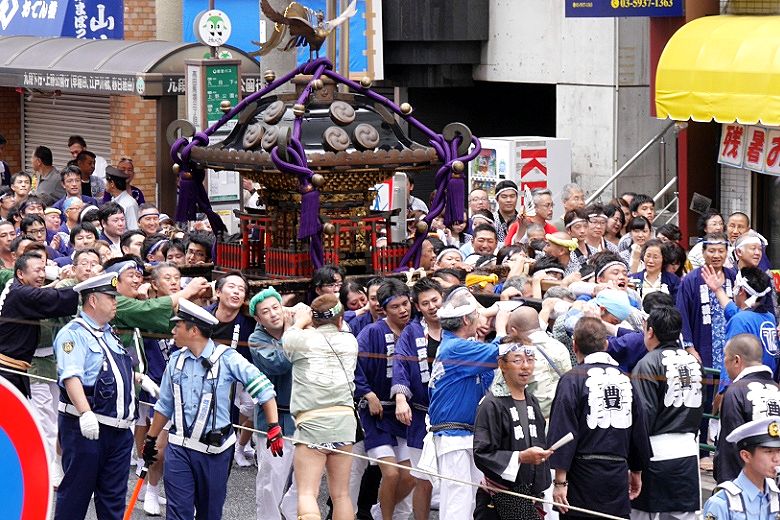 駅近道の三叉路お神酒へ。'15.08.23.