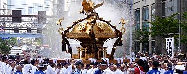 永代橋西交差点での水掛け。'15.08.16.