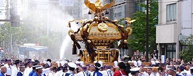 永代橋西交差点での水掛け。'15.08.16.
