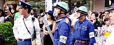 真剣に放水のタイミング見計らう隊員。'15.08.16.