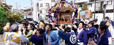 神社脇を渡御。'15.09.20.