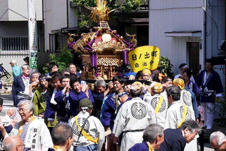 荒川土手への路地中へ。'15.09.20.