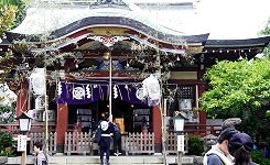昭和45年建造の重厚な社殿.'15.09.13.