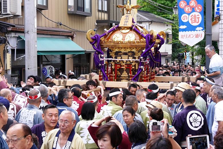 狭いミリオン通り。'15.09.20.