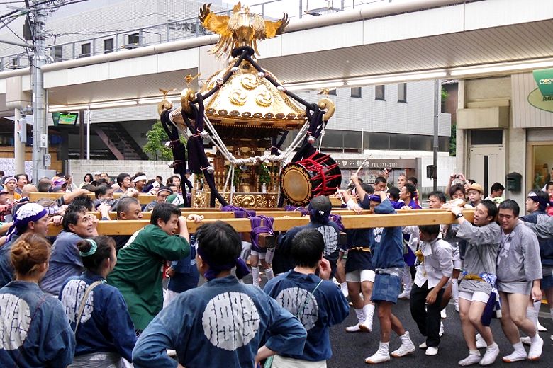 左右に押し合いながらジワリと前進。'15.09.06.