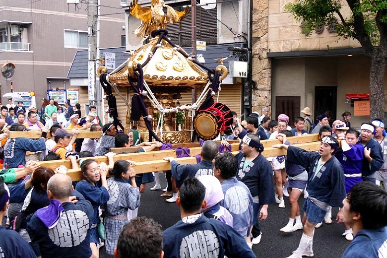 介添役が引っ張り神輿を前進させる。'15.09.06.