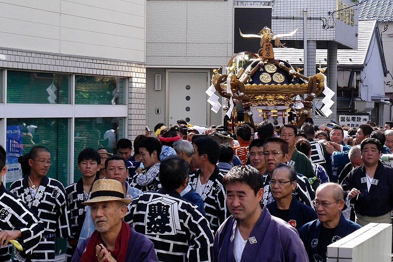 神社路地から出てくる。'15.09.13.