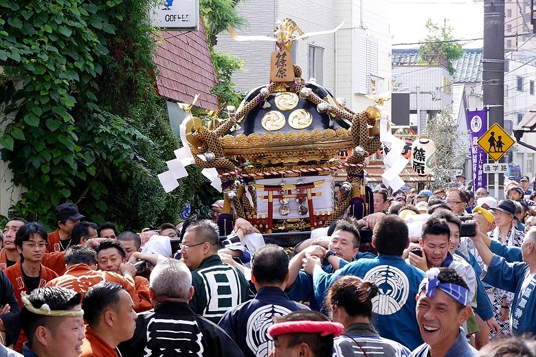 路地中を渡御。'15.09.13.