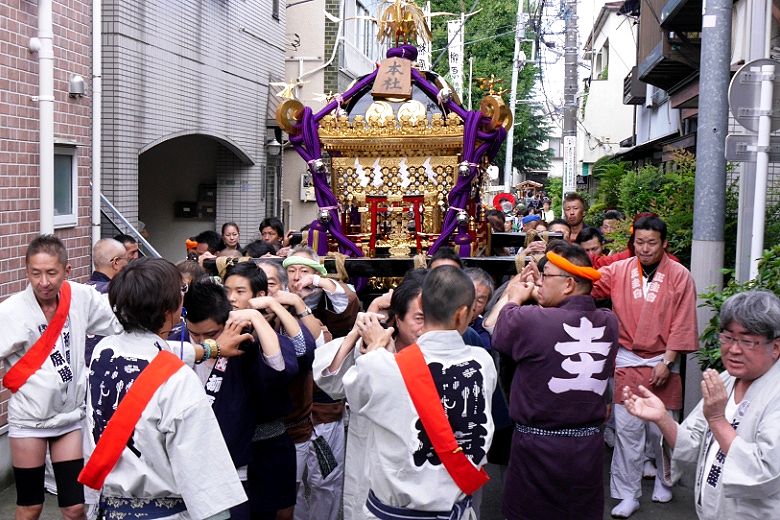 神社前の路地中を渡御。'15.09.20.