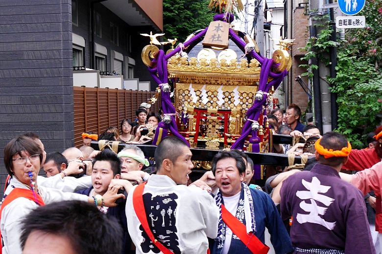 桜並木通りに顔を出す。'15.09.20.