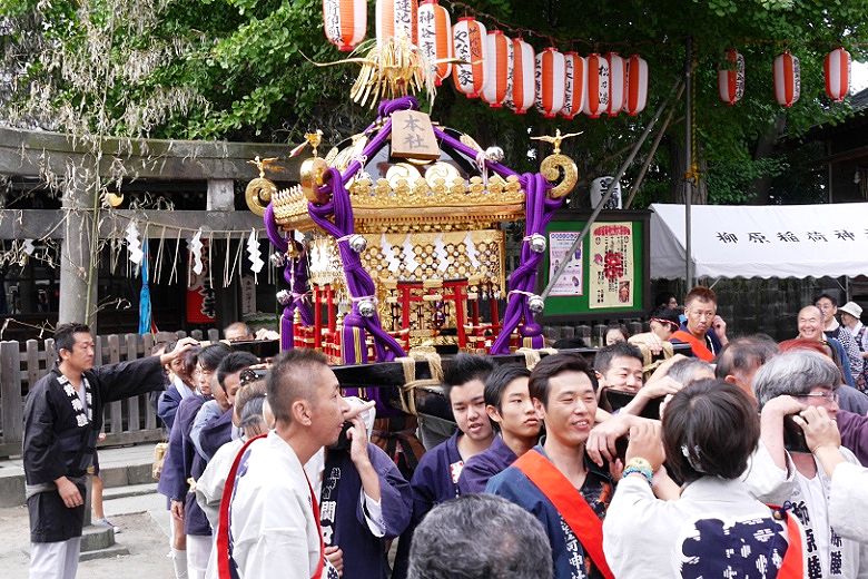 参道鳥居へと担ぎ出し。'15.09.20.