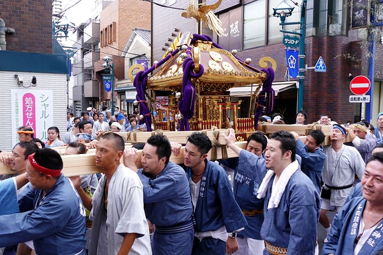 4丁目の路地中を渡御.'15.09.13.