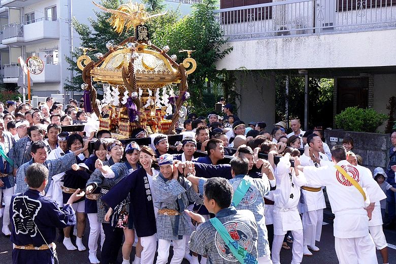 池尻稲荷の和気藹々の渡御。'15.09.20.