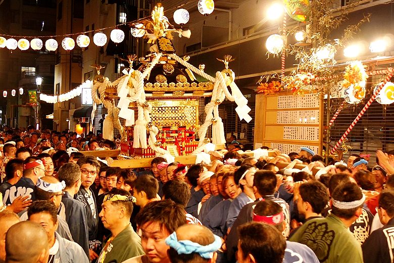 劇場通り手前のお神酒社。'15.09.26.