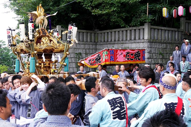 鳥居石段下から渡御。'15.09.27.