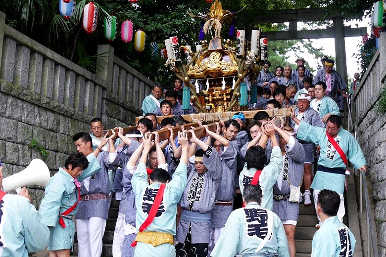 境内への広い石段。'15.09.27.