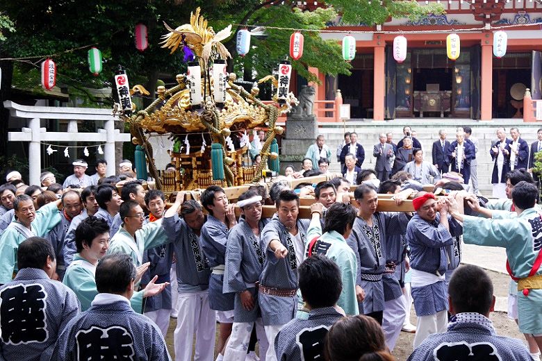 境内中央の参道へ。'15.09.27.