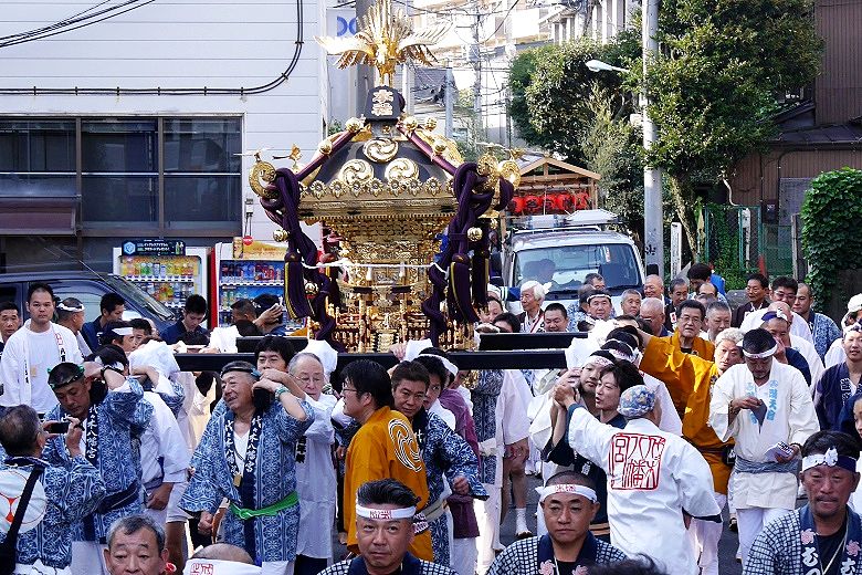 八幡宮北の住宅街。'15.09.22.