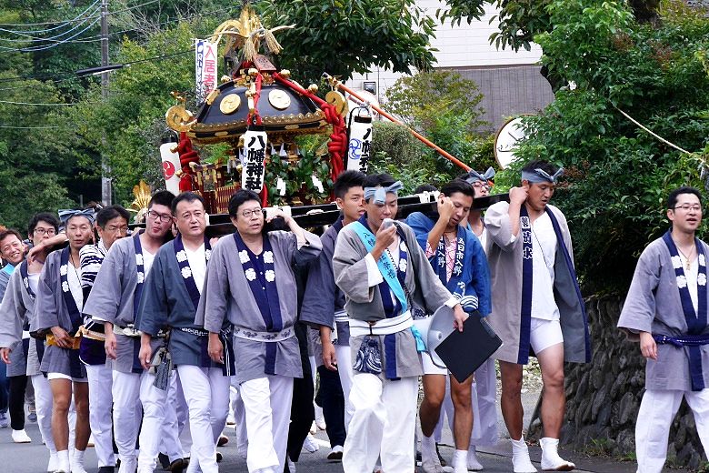 秋川沿い登り坂を渡御。'15.09.29.