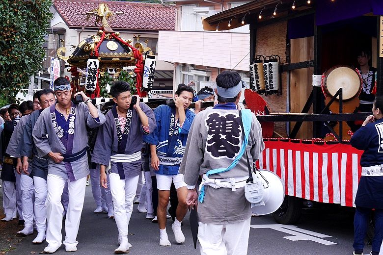 八幡囃子山車とすれ違い。'15.09.29.