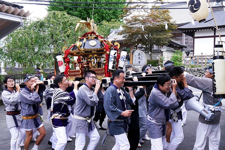 別当である正光寺の山門前。'15.09.29.