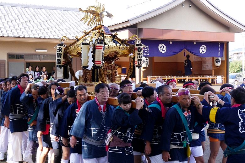 神楽殿前を。'15.10.12.