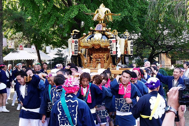 広い境内を神輿揉み。'15.10.12.