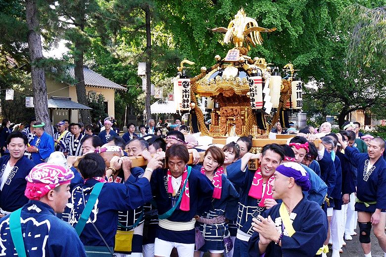広い境内を縦横に神輿揉み。'15.10.12.
