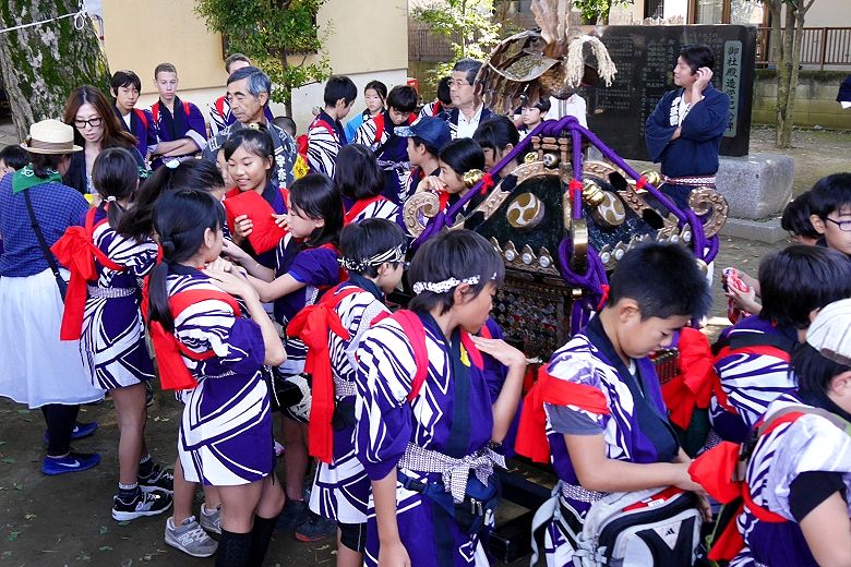 祭り衣装に襷がけの子達。'15.10.12.