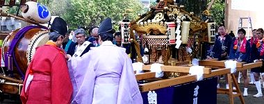 宮神輿へ祝詞奏上。'15.10.12.