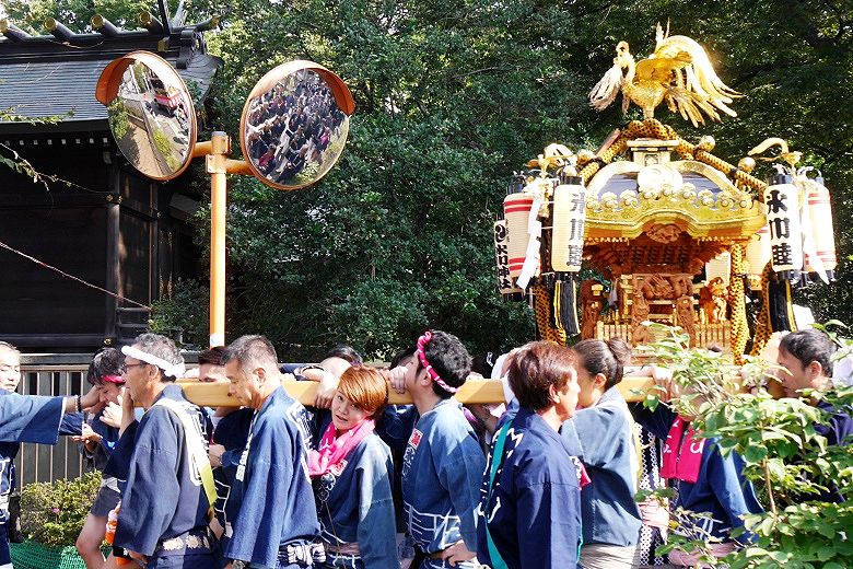 氷川神社社殿裏へ。'15.10.12.