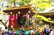 神田囃子で神輿送り出す山車。09.04.12.