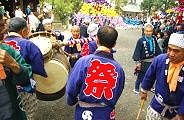 囃子方が囃子を奏でて先駆け。09.04.12.