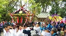 子供神輿も激しく揉む。09.04.12.