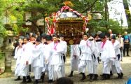 宮神輿が境内から南参道へと進む。09.04.12.