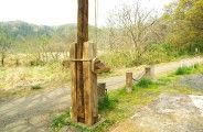 南参道の柱と抱木。09.04.12.