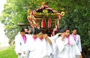 土手の参道を渡御して宮司宅へ。09.04.12.