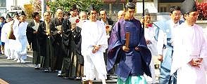 扇子あて羽織袴で歌う保存会の面々。09.04.12.