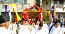 小さな敷地のお浜井戸に神輿が着く。09.04.12.