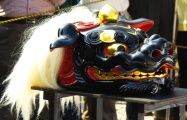 獅子舞する見事な黒獅子頭。09.04.12.