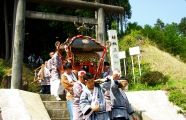 やっと麓に神輿が下りてきた。09.04.19.
