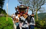 三の鳥居から稜線が続く。09.04.19.