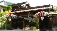 あきる野市戸倉の野崎酒造の正門。09.04.19.