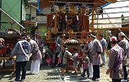 お仮屋の居囃子が鳴りだして渡御です。09.04.19.
