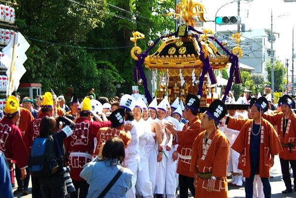 参道狭く宮出しは二天棒で担ぐ。09.04.29.