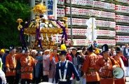 宮神輿が四天棒で街道に顔をだす。09.04.29.