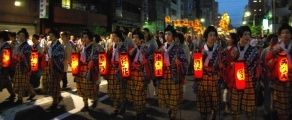 手古舞衣装に淡い提灯が揺らぐ。09.06.07.