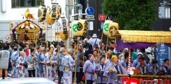 御囃子山車、高張提灯、宮神輿が春日通りに出てきた。09.06.07.